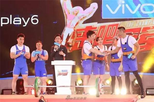 NYC早教代言人龍清泉挑戰90°高空支撐，何炅看呆！