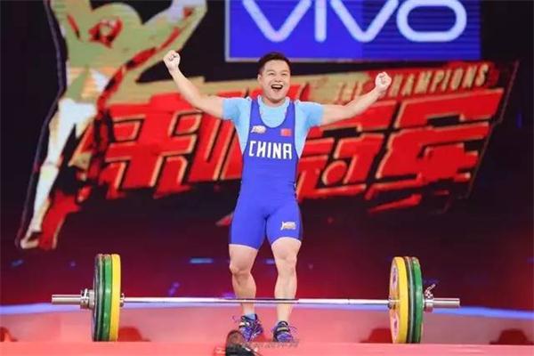 NYC早教代言人龍清泉挑戰90°高空支撐，何炅看呆！