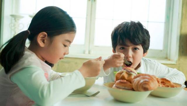 吃飯時該不該給孩子上規矩
