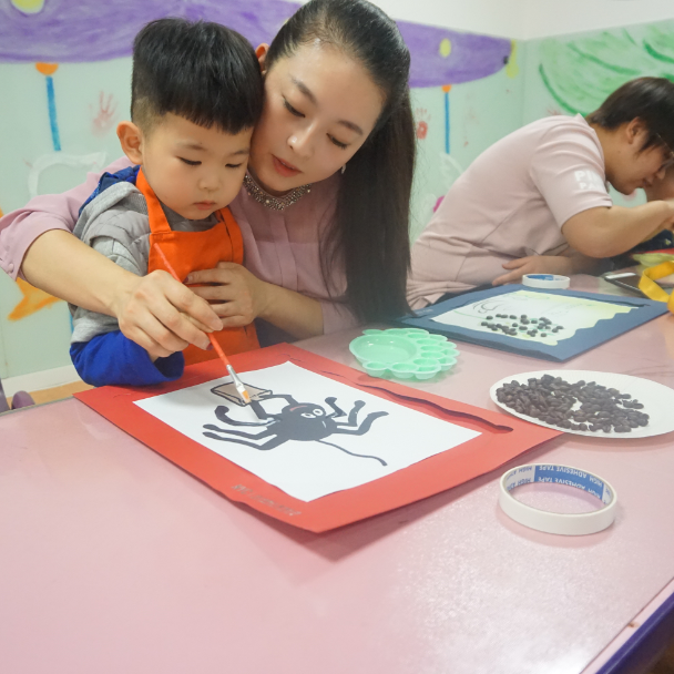 NYC紐約國際早教邯鄲連城早教中心：【活動回顧】職業體驗星巴克小小咖啡師
