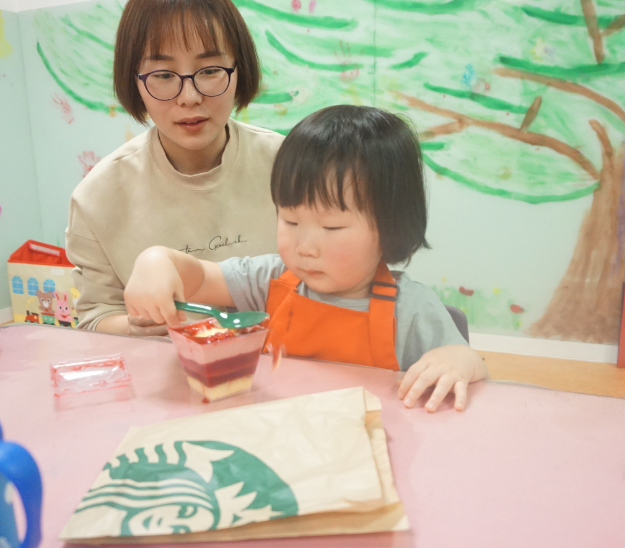 NYC紐約國際早教邯鄲連城早教中心：【活動回顧】職業體驗星巴克小小咖啡師