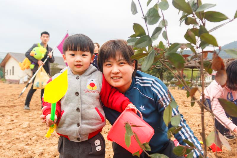 NYC紐約國際長沙陽光錦城早教中心：植樹節—我和小樹同成長