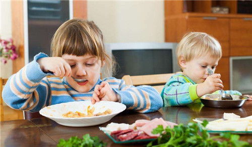 1歲以內的孩子不適宜吃鹽 孩子淡口味需從小培養
