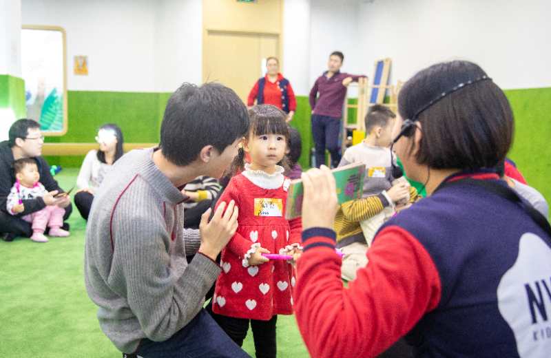 傳統習俗中，元宵節猜燈謎、吃元宵、扭秧歌、踩高蹺等等，現在快節奏的生活，節日的氛圍越來越淡了，傳統的習俗也越來越少了。為了讓寶貝更好的感受中國傳統元宵節，2月17日NYC為小寶貝們精心策劃了《元宵佳節鬧元宵》活動。接下來，讓我們跟隨NYC的鏡頭一起來回顧一下！   快樂小豬開場舞        歡樂的開場舞表演，帶領寶貝進入活動。    驚  喜 禮 物       接下來出場的是小寶貝們最喜歡的pongo，pongo給大家都帶了禮物~小豬佩奇！    猜  燈  謎        爸爸媽媽表演，寶貝來猜是什么，聰明的寶貝們都各顯其才，猜對的寶貝都有獎勵哦~    套  圈  圈        套圈圈是寶貝們最喜歡的環節，家長們都使出渾身解數來套取寶貝們喜歡的玩具，最后每位小朋友都滿載而歸~    踩  高  蹺    扭  秧  歌          扭秧歌、踩高蹺NYC結合中國傳統游戲帶領小寶貝們進行了一場中西合璧的表演，看，寶貝們玩的多開心~    滾  元  宵        滾元宵是寶貝們第一次接觸的活動，但在老師和爸爸媽媽的幫助下寶貝們都做的特別起勁~   美 食 分 享        中心準備了零食、水果、以及美味的湯圓供小寶貝們享用。   農歷春節隨著元宵節活動的結束也接近尾聲，新的一年里祝愿小寶貝們健健康康、快快樂樂。在新的一年里我們也會舉行更多的活動，期待寶貝們的參加哦~