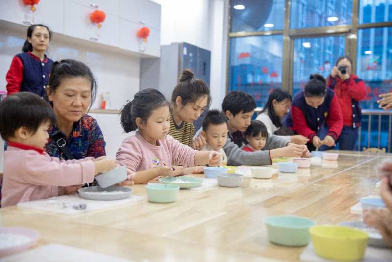 傳統習俗中，元宵節猜燈謎、吃元宵、扭秧歌、踩高蹺等等，現在快節奏的生活，節日的氛圍越來越淡了，傳統的習俗也越來越少了。為了讓寶貝更好的感受中國傳統元宵節，2月17日NYC為小寶貝們精心策劃了《元宵佳節鬧元宵》活動。接下來，讓我們跟隨NYC的鏡頭一起來回顧一下！   快樂小豬開場舞        歡樂的開場舞表演，帶領寶貝進入活動。    驚  喜 禮 物       接下來出場的是小寶貝們最喜歡的pongo，pongo給大家都帶了禮物~小豬佩奇！    猜  燈  謎        爸爸媽媽表演，寶貝來猜是什么，聰明的寶貝們都各顯其才，猜對的寶貝都有獎勵哦~    套  圈  圈        套圈圈是寶貝們最喜歡的環節，家長們都使出渾身解數來套取寶貝們喜歡的玩具，最后每位小朋友都滿載而歸~    踩  高  蹺    扭  秧  歌          扭秧歌、踩高蹺NYC結合中國傳統游戲帶領小寶貝們進行了一場中西合璧的表演，看，寶貝們玩的多開心~    滾  元  宵        滾元宵是寶貝們第一次接觸的活動，但在老師和爸爸媽媽的幫助下寶貝們都做的特別起勁~   美 食 分 享        中心準備了零食、水果、以及美味的湯圓供小寶貝們享用。   農歷春節隨著元宵節活動的結束也接近尾聲，新的一年里祝愿小寶貝們健健康康、快快樂樂。在新的一年里我們也會舉行更多的活動，期待寶貝們的參加哦~