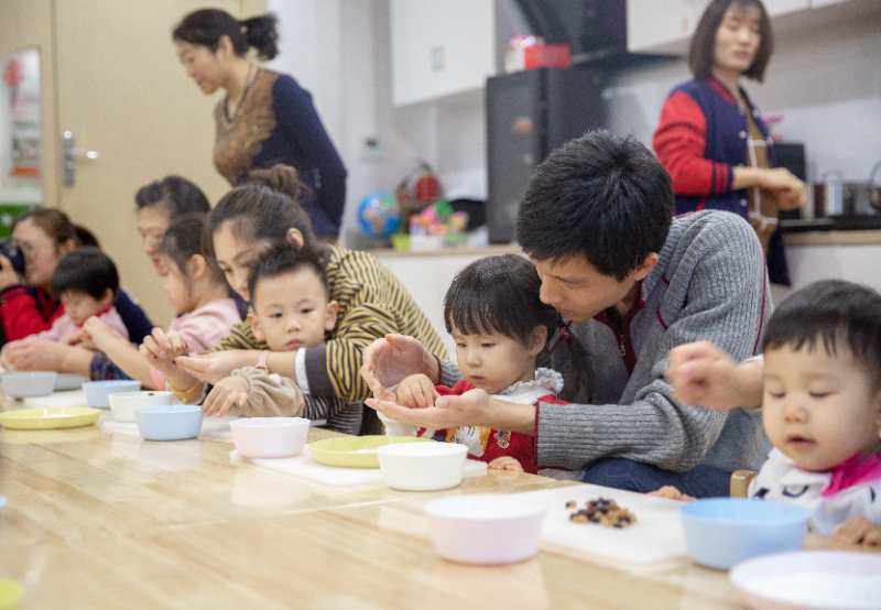 傳統習俗中，元宵節猜燈謎、吃元宵、扭秧歌、踩高蹺等等，現在快節奏的生活，節日的氛圍越來越淡了，傳統的習俗也越來越少了。為了讓寶貝更好的感受中國傳統元宵節，2月17日NYC為小寶貝們精心策劃了《元宵佳節鬧元宵》活動。接下來，讓我們跟隨NYC的鏡頭一起來回顧一下！   快樂小豬開場舞        歡樂的開場舞表演，帶領寶貝進入活動。    驚  喜 禮 物       接下來出場的是小寶貝們最喜歡的pongo，pongo給大家都帶了禮物~小豬佩奇！    猜  燈  謎        爸爸媽媽表演，寶貝來猜是什么，聰明的寶貝們都各顯其才，猜對的寶貝都有獎勵哦~    套  圈  圈        套圈圈是寶貝們最喜歡的環節，家長們都使出渾身解數來套取寶貝們喜歡的玩具，最后每位小朋友都滿載而歸~    踩  高  蹺    扭  秧  歌          扭秧歌、踩高蹺NYC結合中國傳統游戲帶領小寶貝們進行了一場中西合璧的表          </div>
          <a class=