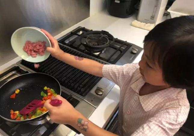 NYC，紐約國際，上海早教，上海松江早教中心，NYC，紐約國際，上海早教，上海松江早教中心，蔡少芬6歲女兒廚藝爆棚：為什么讓孩子學做飯